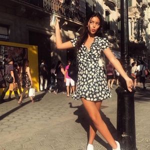 Réalisation par The Valentina Daisy short sleeve wrap dress